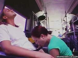 молодая экстремалка делает супругу отсос члена в забитом автобусе