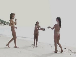 Девчонки тусуют голые по песчаному пляжу